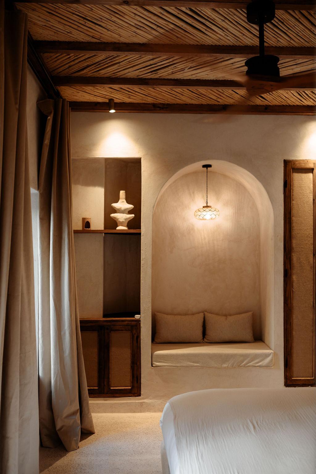 Chambre sous plafond de roseaux avec alcôve