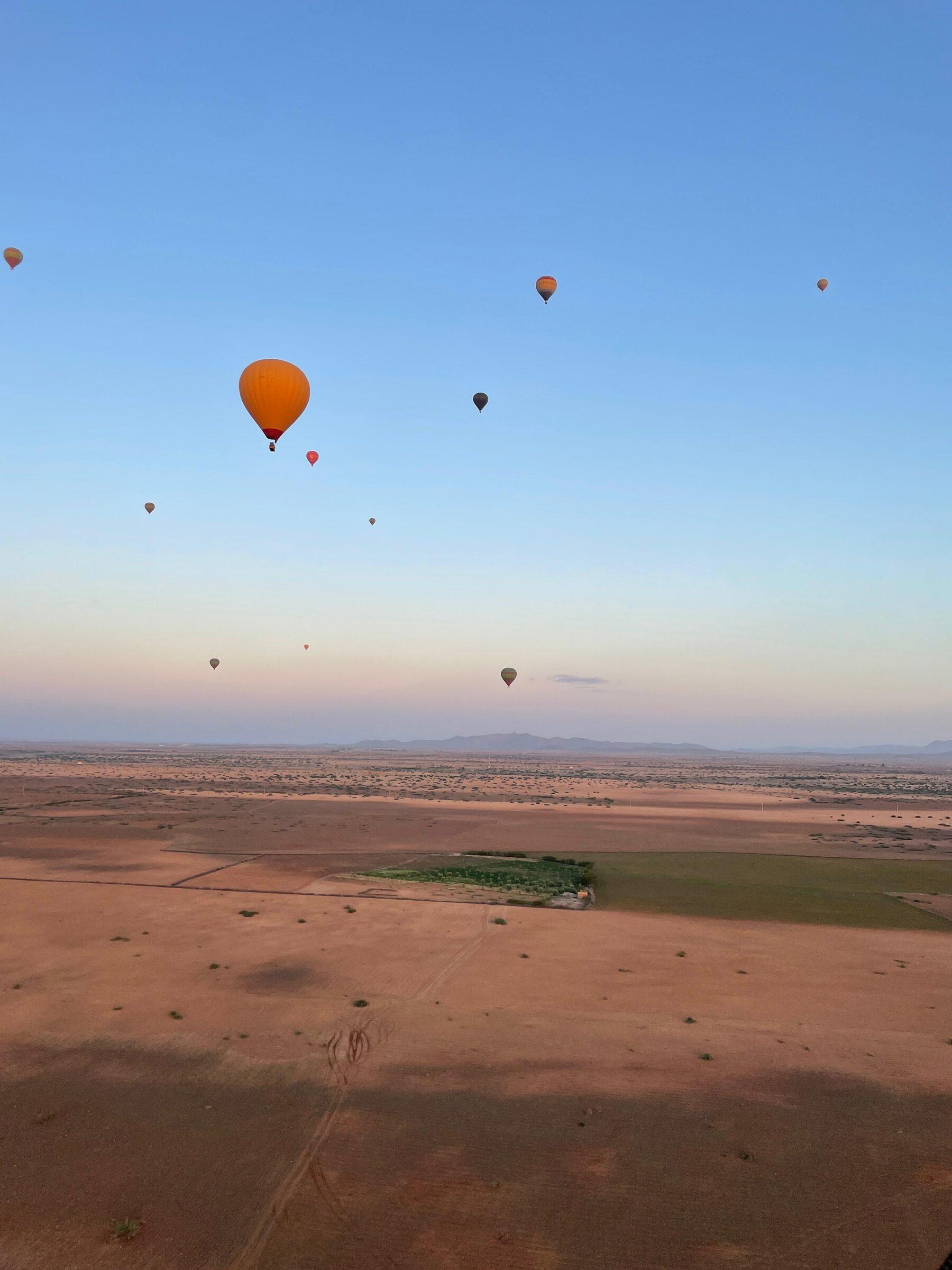 Volo in mongolfiera all'alba