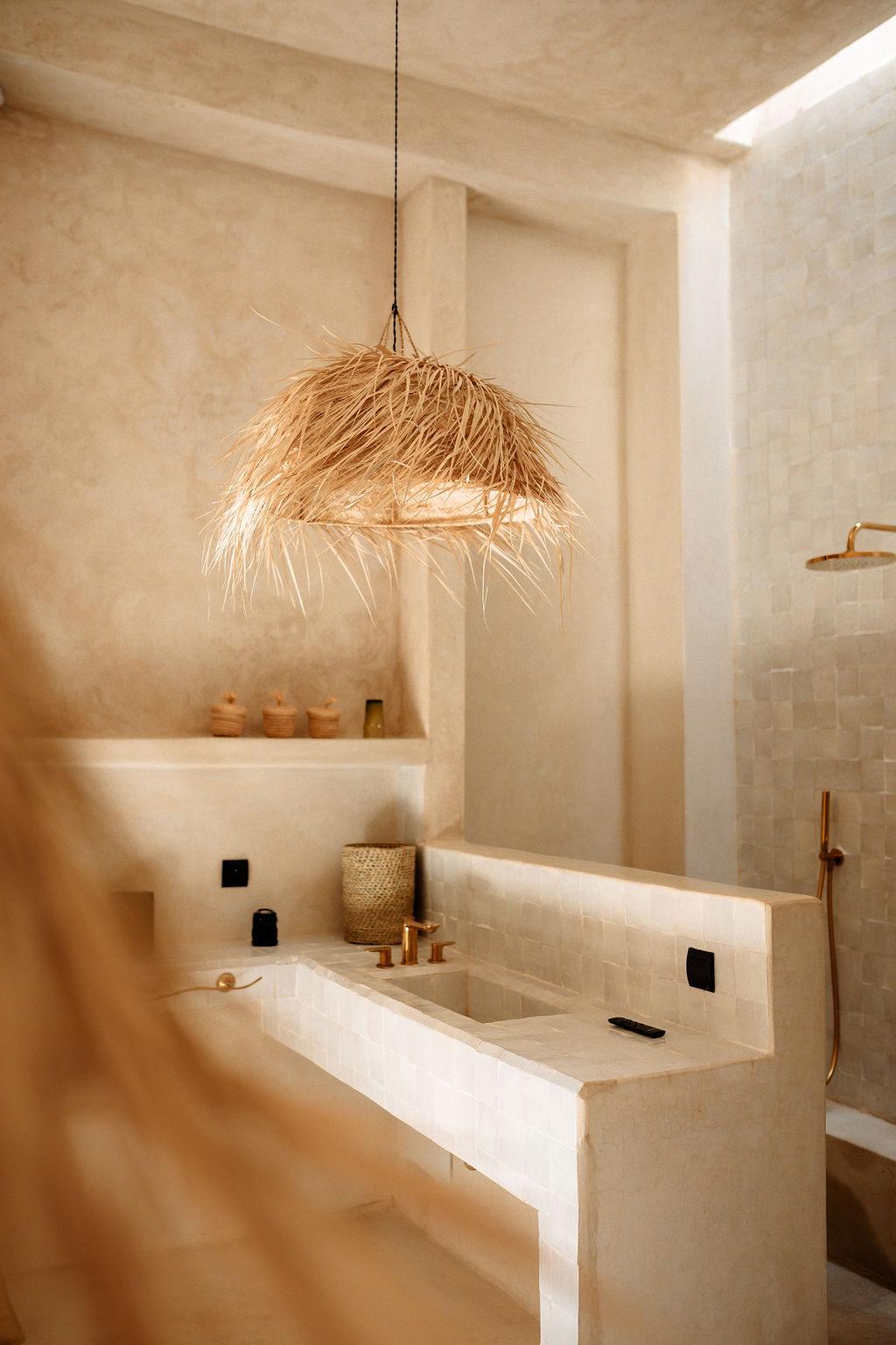 Salle de bain en tadelakt et suspension en raphia